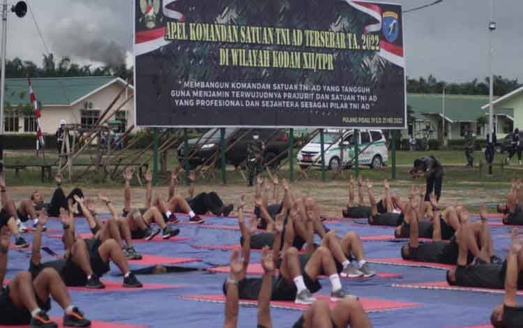 Danrem Panju Panjung Pimpin Senam di Lokasi Kebun PT MKM