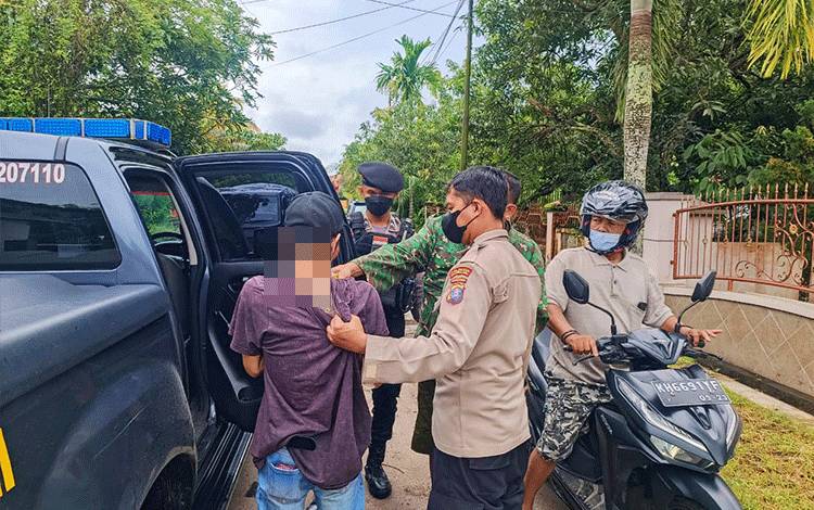 Seorang Pria Diamankan Setelah Pemilik Rumah Pergoki Lagi Asik Tidur di Sofa