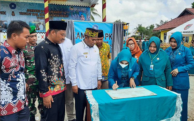 Ketua TP PKK Kobar Mina Irawati disaksikan oleh Wakil Bupati Kobar Ahmadi Riansyah, saat penandatanganan peasasti pencanangan Desa Suka Makmur jadi Kampung PKK.
