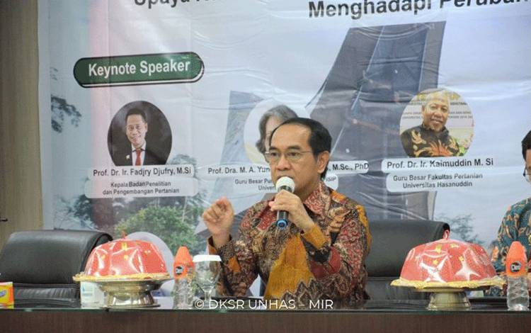 Rektor Universitas Hasanuddin Prof Dr Ir Jamaluddin Jompa MSc, membahas pentingnya peningkatan SDM sektor pertanian dalam menghadapi tantangan iklim yang terus meningkat. ANTARA/HO-Unhas