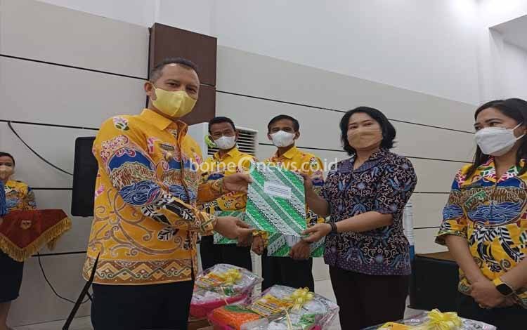 Bupati Gunung Mas Serahkan Penghargaan kepada Puskesmas Tampang Tumbang Anjir karena Ini