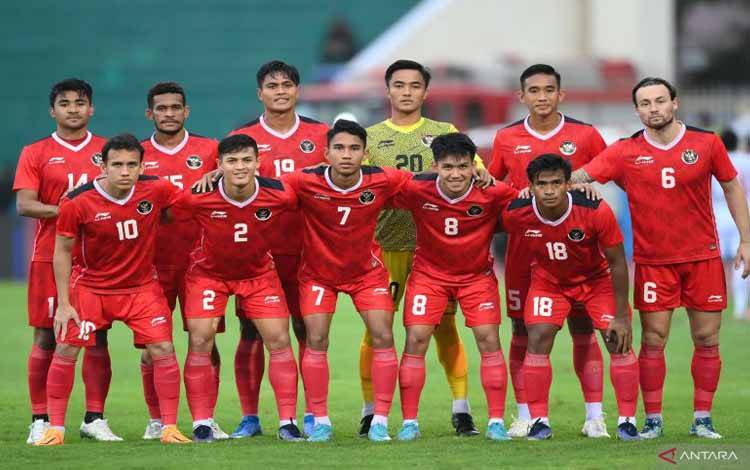 Timnas Indonesia berfoto bersama saat akan bertanding melawan Timnas Myanmar dalam laga lanjutan Grup A Sepak Bola SEA Games 2021 Vietnam di Stadion Viet Tri, Phu Tho, Vietnam, Minggu (15/5/2022)