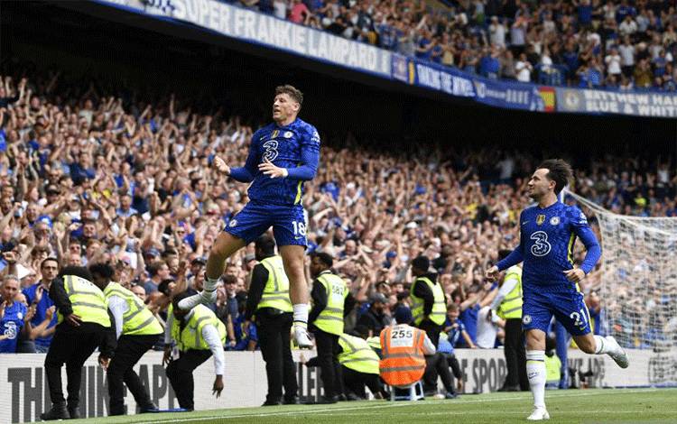 Selebrasi Ross Barkley (kiri) setelah mencetak gol kemenangan untuk Chelsea dalam pertandingan pekan terakhir Liga Inggris lawan Watford pada 22 Mei 2022. ANTARA/REUTERS/TONY OBRIEN