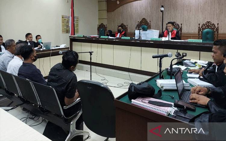 Persidangan perkara korupsi terdakwa Bupati HSU nonaktif, Abdul Wahid, yang menghadirkan empat saksi, Senin (23/5/2022). ANTARA/Firman