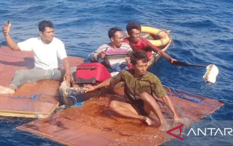 Kru Kapal Motor Anugrah Ilahi di Perairan Sapudi Sumenep, sebelum dievakuasi oleh petugas dari Kapal Negara Kesatuan Penjagaan Laut dan Pantai. (ANTARA/HO-Polres Sumenep)