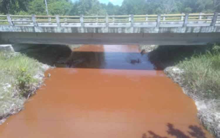 Sungai Katingan yang melintasi Komplek Perkantoran Pemkab Katingan ini keruh sudah berlangsung sekitar dua pekan terakhir