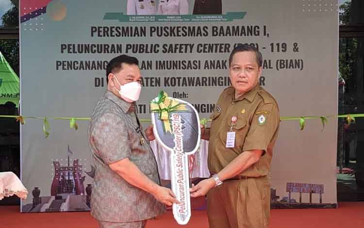 Bupati Kotim Halikinnor saat menyerahkan kunci ambulan secara simbolis kepada Plt Kepala Dinas Kesehatan Kotim Umar Kaderi