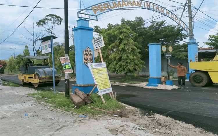 Para pekerja sedang mengaspal jalan masuk ke Komplek Intan Kurung, Jalan Tjilik Riwut Km 7, Kota Palangka Raya
