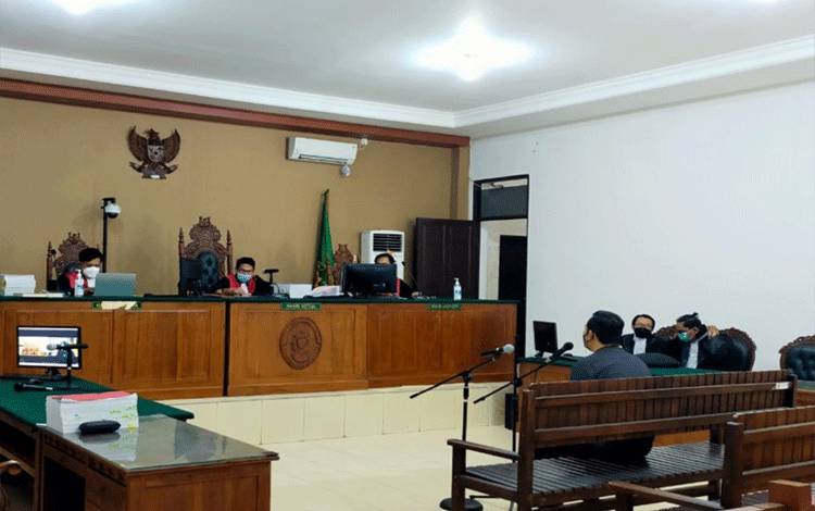 Terdakwa saat menjalani persidangan di Pengadilan Tipikor Palangka Raya.?