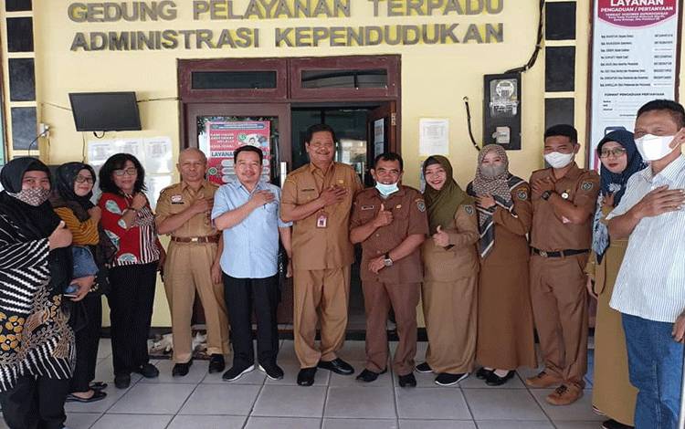 Sekda Seruyan Terima Kunjungan Kadisdukcapil Palangka Raya