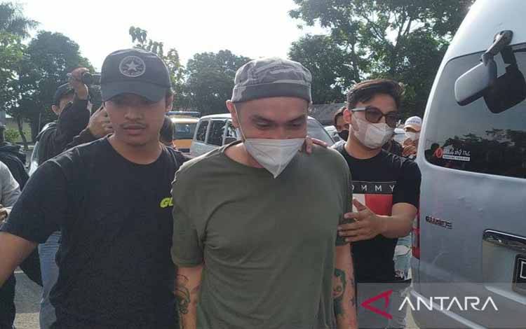 Polisi Bawa Gary Iskak ke Rumah Sakit Usai Ditahan Akibat Narkoba
