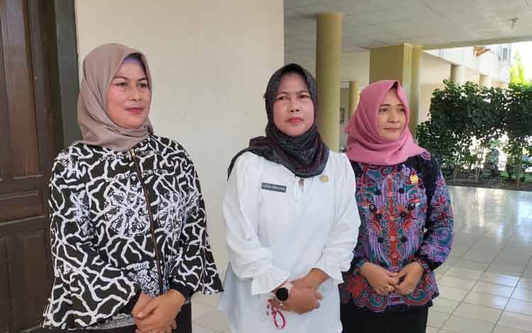 tengah Pj Bupati Barsel, Lisda Arriyana bersama waket I dan II DPRD seusai konsolidasi
