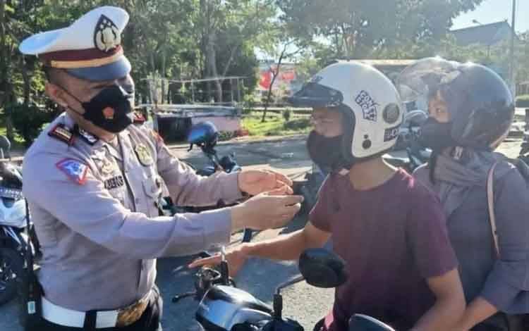 Kasatlantas Polres Kapuas Imbau Pengendara Tertib Berlalulintas dan Selalu Klik Helm