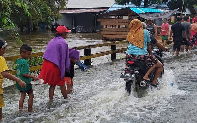 Banjir Genangi Jembatan Sei Awang, 33 Rumah di Hayaping Ikut Terdampak