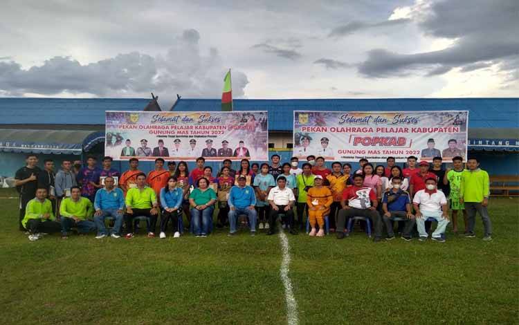 Pemenang di ajang Popkab Gunung Mas berfoto bersama dengan Kepala Disdikpora dan lainnya