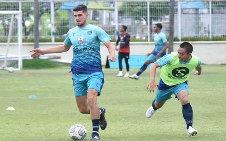 Nick Kuipers Taruh Harapan kepada Pemain Anyar Persib Bandung