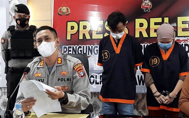 VIDEO: Polres Kobar Jumpa Pers Kasus Sepasang Kekasih Buang Bayi di Pangkalan Bun