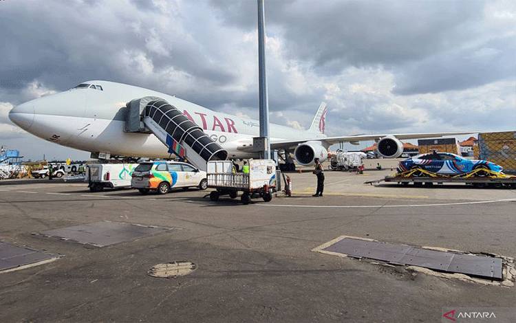 Petugas menurunkan kargo Formula E setibanya di Terminal Cargo Bandara Soekarno Hatta, Tangerang, Banten, Selasa (24/5/2022). ANTARA FOTO/Muhammad Iqbal/nz