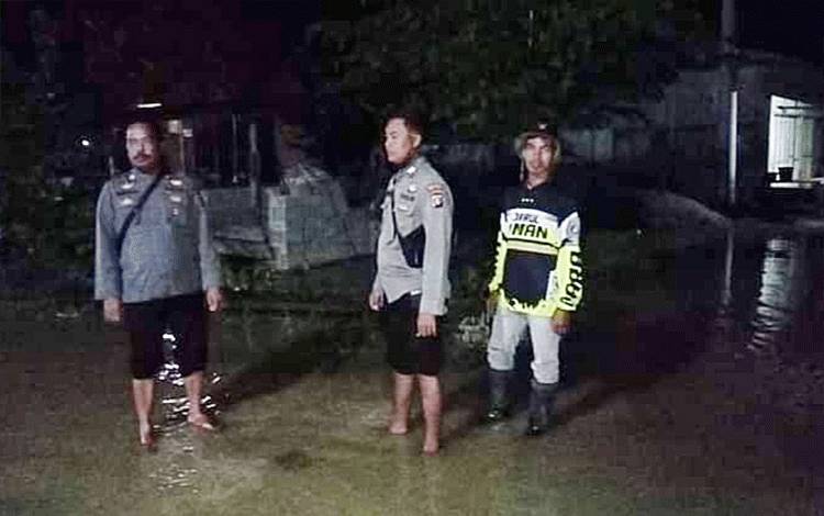 Personel Polsek Dusun Tengah Bantu Evakuasi Korban Banjir