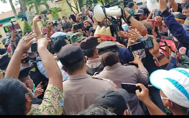 Demo Vonis Bebas Terduga Bandar Narkoba di Palangka Raya Diwarnai Aksi Dorong