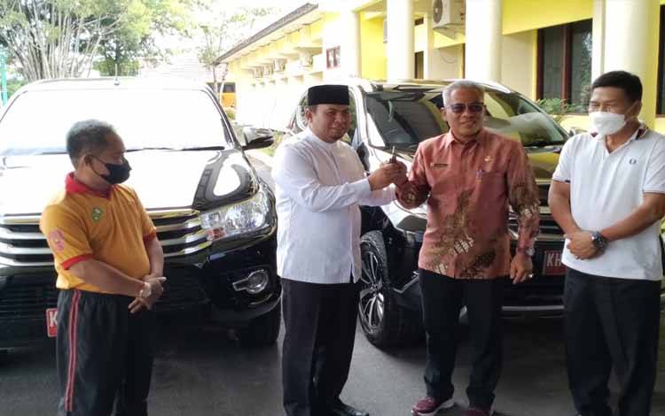 Mantan Wabup Kobar, Ahmadi Riansyah yang masa jabatannya berakhir 22 Mei 2022 mengembalikan kendaraan operasionalnya yang diwakili oleh Sekda, Suyanto, Jumat 27 Mei 2022