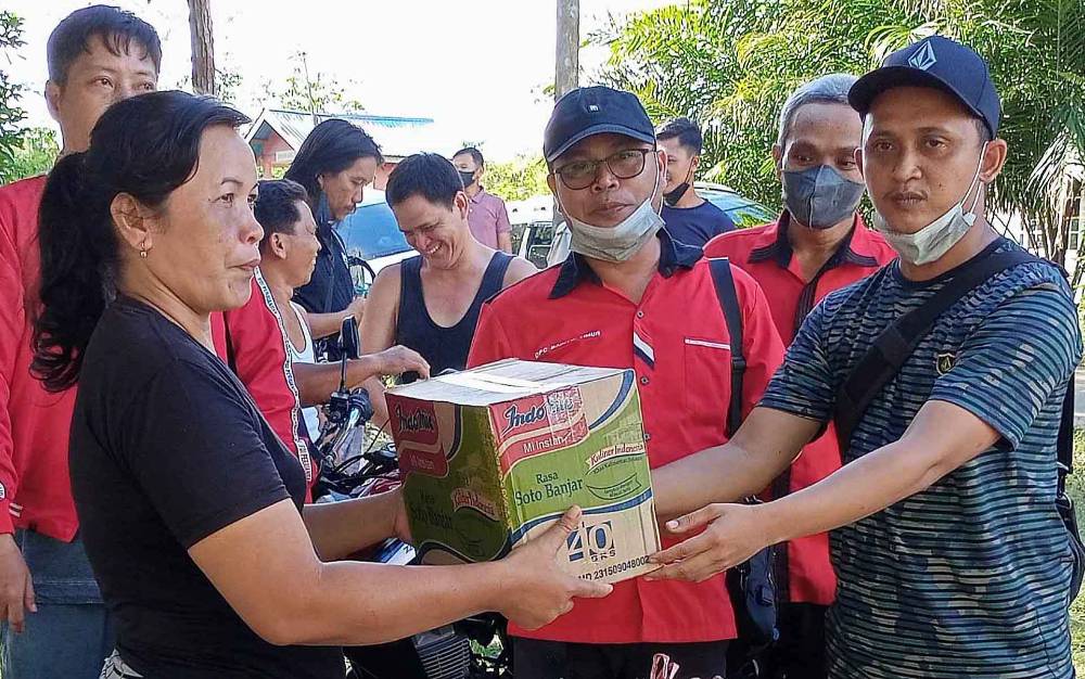 DPC PDIP Barito Timur Salurkan Bantuan ke Dapur Umum Lokasi Banjir