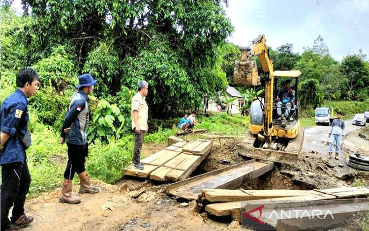 Dinas PUPR Barito Utara Perbaiki Jembatan Mampuak