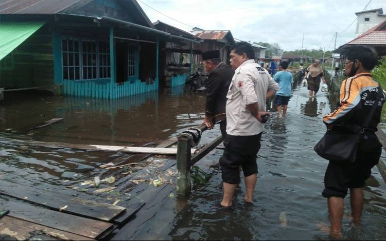 Banjir di Desa Natai Baru, Kecamatan Mentaya Hilir Utara, Kabupaten Kotawaringin Timur.