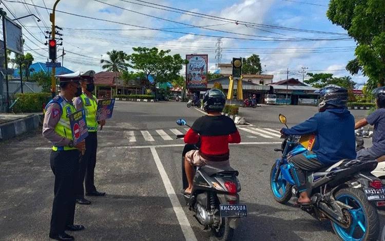 Satlantas Polres Kapuas Sosialisasikan Belok Kiri Ikuti Isyarat Lampu di Simpang Tugu Adipura