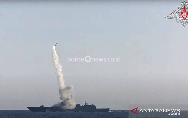 Arsip - Rudal jelajah hipersonik Tsirkon (Zircon) ditembakkan dari fregat rudal berpemandu Admiral Gorshkov di Laut Putih dalam gambar diam yang diambil dari video yang dirilis 19 Juli 2019. (ANTARA/Kemenhan Rusia via Reuters/as)
