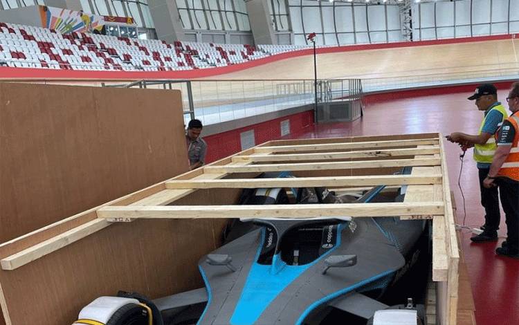 Tangkapan layar - Replikasi mobil listrik Formula E Jakarta ketika ditunjukkan kepada awak media di Jakarta International Velodrome, Kamis (26/5/2022). ANTARA/Instagram/@ahmadsahroni88/dewa