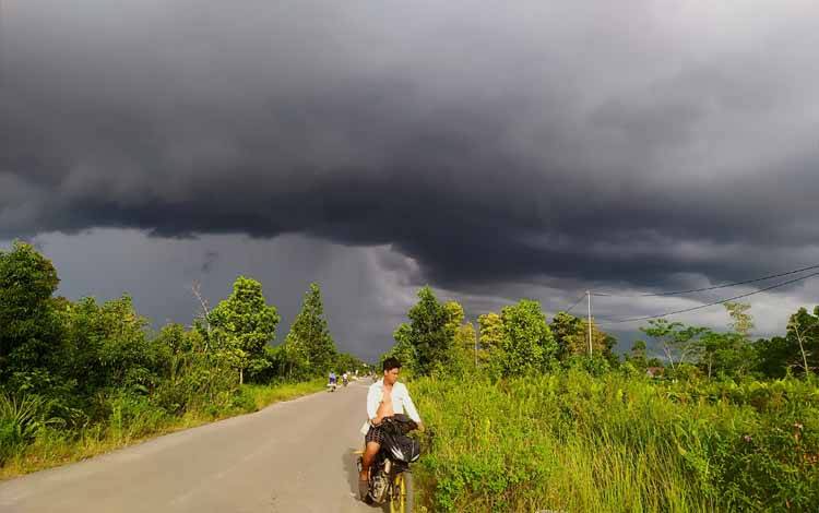Wilayah Kotim Berpotensi Terjadi Hujan Deras Disertai Petir dan Angin Kencang