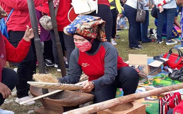 Tetap kenakan masker saat proses Menampi Kenta pemecahan rekor mangenta di Kalteng beberapa waktu lalu