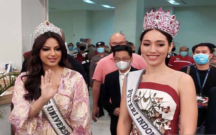Miss Universe 2021, Harnaaz Sandhu dan Puteri Indonesia 2022, Laksmi Shari De Neefe Suardana hari ini di Mal Margo City, Depok, Jawa Barat pada Minggu (29/5/2022)