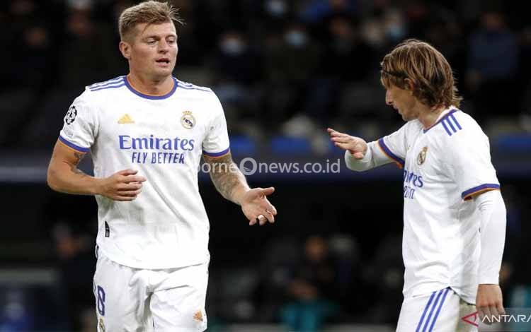 Toni Kroos dan Luka Modric akan tetap bertandem di lini tengah Real Madrid setidaknya hingga 2023