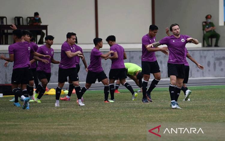 Sejumlah pesepak bola Timnas Indonesia melakukan pemanasan saat latihan jelang laga melawan Timnas Timor Leste di Stadion Distrik Tam Nong, Phu Tho, Vietnam, Jumat (9/5/2022). Jelang laga kedua grup A SEA Games 2021 yang akan berlangsung pada Selasa (10/5) itu, Timnas Indonesia masih menghadapi kendala lapangan latihan yang buruk, salah satunya karena ukurannya yang tidak sesuai standar FIFA. ANTARA FOTO/Aditya Pradana Putra/aww.