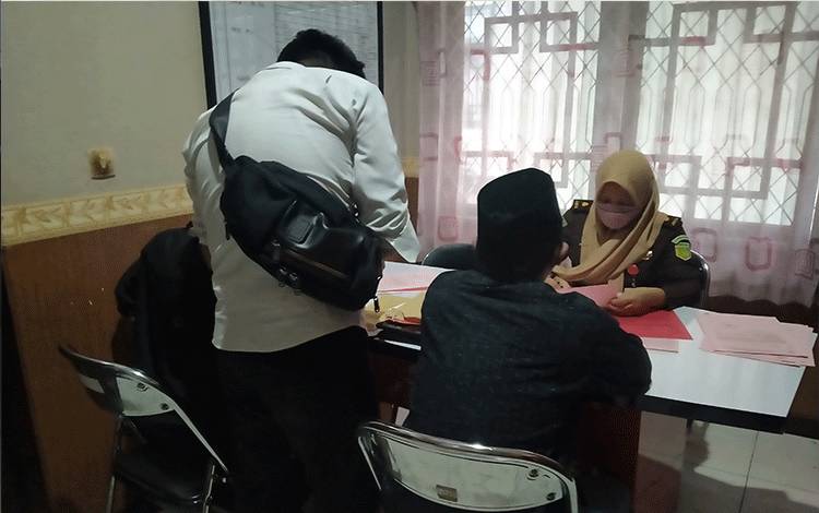Eko Adi Nurlastiyo alias Eko dan Istar tersangka kasus curanmor saat diperiksa jaksa.