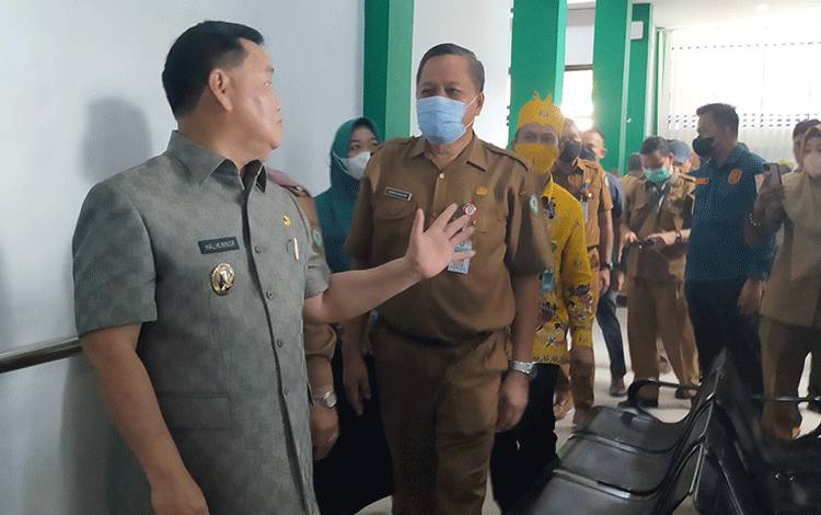 Bupati Kotim Halikinnor berbincang dengan Plt Kepala Dinas Kesehatan Kotim Umar Kaderi.
