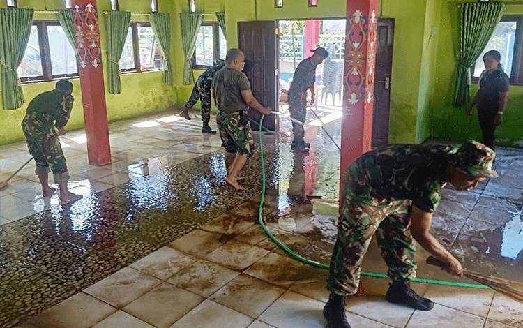 Koramil Tamiang Layang Bantu Pembersihan Fasilitas Umum Pascabanjir