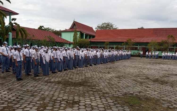 Upacara bendera di SMAN 3 Sampit