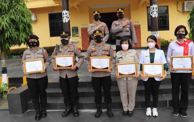 6 Personel Polres Kobar dapat Penghargaan dari Bupati