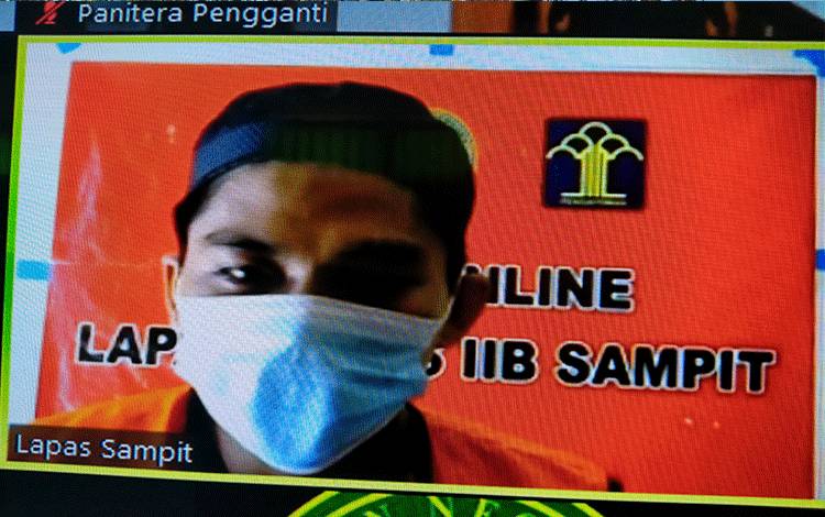 Faisol terdakwa sabu saat jalani sidang.