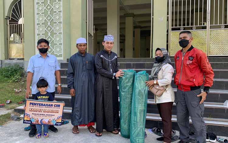Peduli Tempat Ibadah, Masjid Sekitar Citimall Pangkalan Bun Dapat Karpet Roll Sajadah Gratis