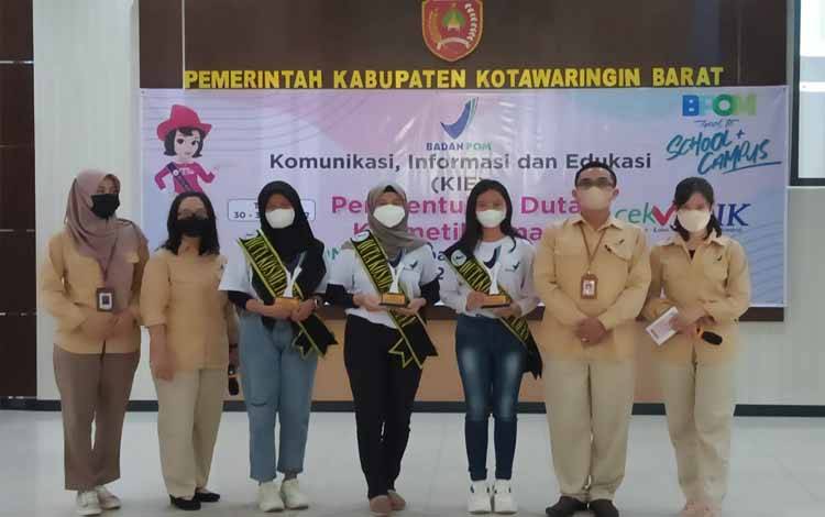 Duta Kosmetik Aman Kobar (tengah) foto bersama Kepala Loka POM Kobar Kodon Tarigan dan pegawainya