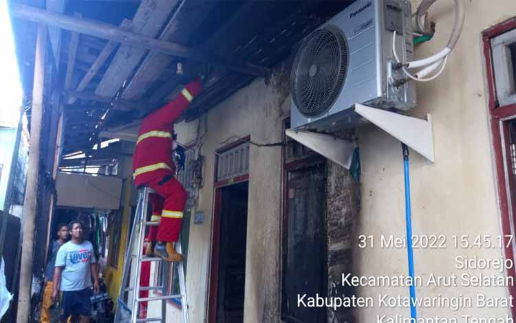 Anggota Damkar Kobar memeriksa bagian plafon barakan yang berlokasi di Jalan Jendral Sudirman, Gang Cucak Rowo, Kelurahan Sidorejo, Kecamatan Arut Selatan guna memastikan tidak ada lagi api yang berpotensi menimbulkan kebakaran yang lebih besar pada barakan tersebut, Senin 31 Mei 2022