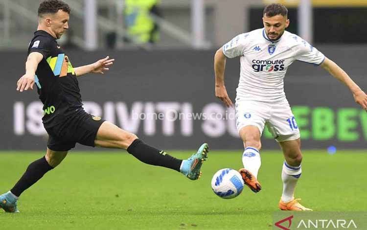Pemain Inter Milan Ivan Perisic (kiri) berebut bola dengan pemain Empoli Nedim Bajrami (kanan) pada pertandingan lanjutan Liga Serie A di Stadion San Siro, Milan, Italia, Jumat (6/5/2022). Inter Milan menang 4-2 atas tamunya Empoli