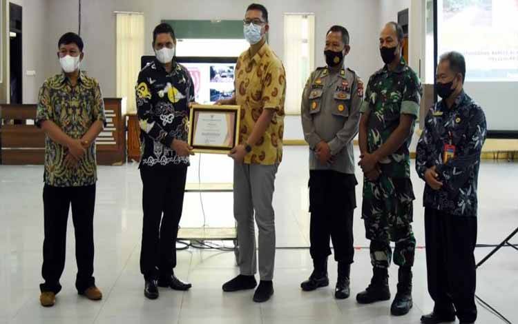 2 Perusahaan Serahkan Hasil Pekerjaan Pembangunan Jalan Konsorsium 2022 ke Pemkab Kobar