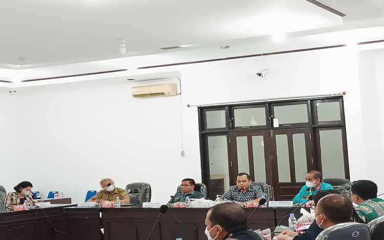 Penjelasan Ketua Bapemperda DPRD Gunung Mas Terkait Raperda Pengakuan dan Perlindungan Masyarakat Hukum Adat