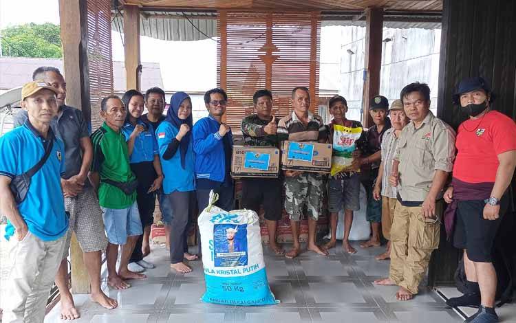 Ketua KNPI Barito Timur Beri Bantuan Warga Desa Muara Palantau Terdampak Banjir