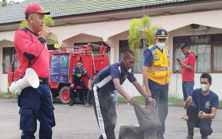 190 Calon Satpam di Palangka Raya Dilatih Padamkan Api